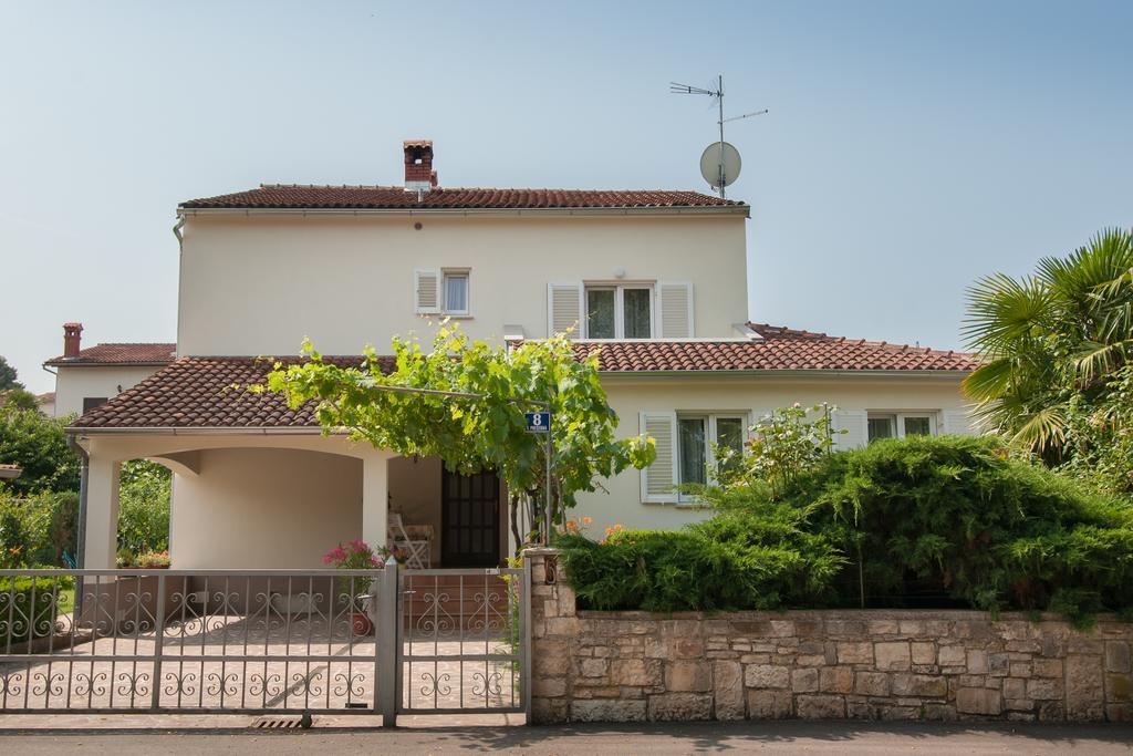 Studio And Apartment Nadia With Garden Poreč Kültér fotó
